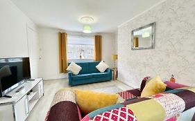 Hazel House - Vibrant 2 Bed House In Wishaw